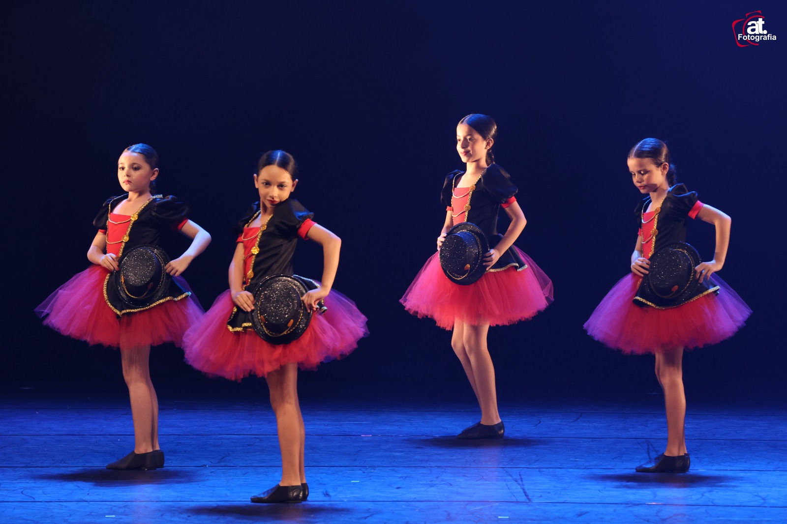 Bailarinas com tutu vermelho em cena