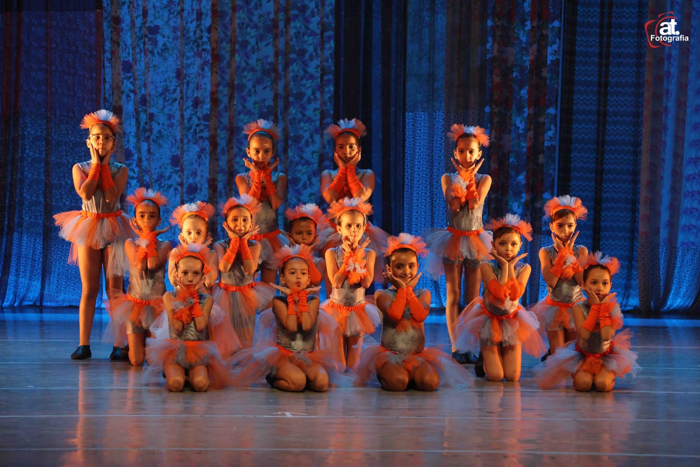 Bailarinas mirins com tutus laranja em cena